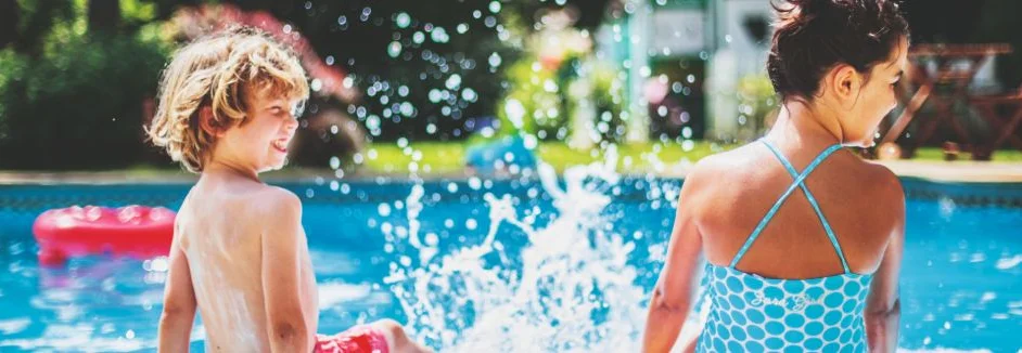 Zwei Kinder im Planschbecken